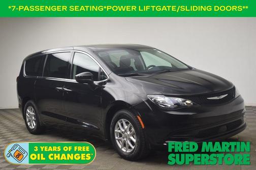 Brilliant Black Crystal Pearlcoat 2023 Chrysler Voyager LX