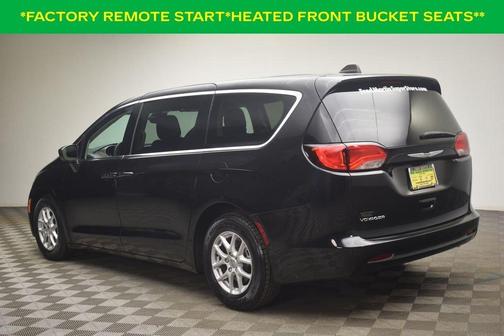 Brilliant Black Crystal Pearlcoat 2023 Chrysler Voyager LX