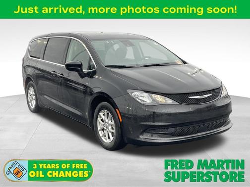 Brilliant Black Crystal Pearlcoat 2023 Chrysler Voyager LX