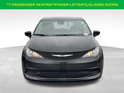 Brilliant Black Crystal Pearlcoat 2023 Chrysler Voyager LX
