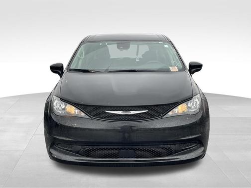 Brilliant Black Crystal Pearlcoat 2023 Chrysler Voyager LX