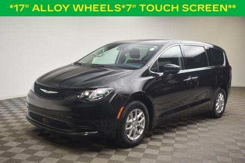 Brilliant Black Crystal Pearlcoat 2023 Chrysler Voyager LX