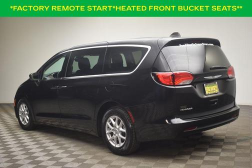 Brilliant Black Crystal Pearlcoat 2023 Chrysler Voyager LX