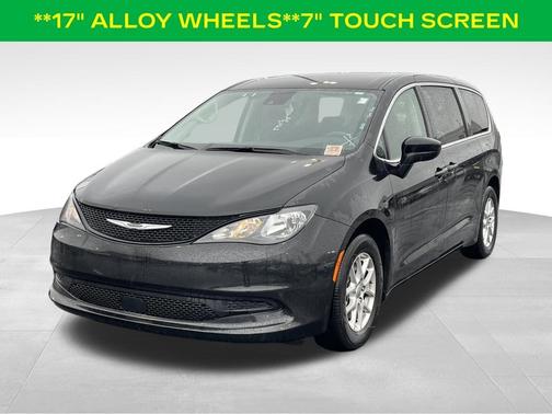 Brilliant Black Crystal Pearlcoat 2023 Chrysler Voyager LX