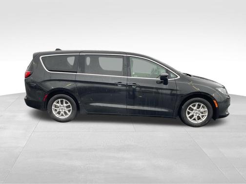 Brilliant Black Crystal Pearlcoat 2023 Chrysler Voyager LX