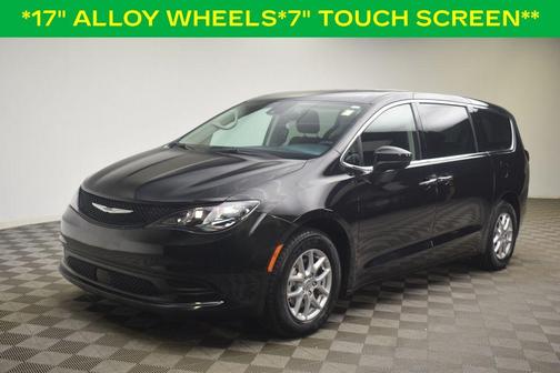 Brilliant Black Crystal Pearlcoat 2023 Chrysler Voyager LX