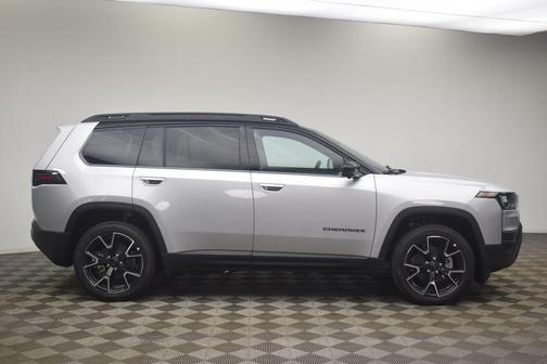 Silver Zynith Clearcoat 2026 Jeep Cherokee Overland