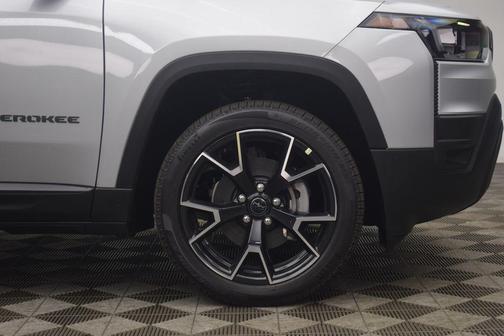 Silver Zynith Clearcoat 2026 Jeep Cherokee Overland