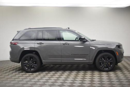Sting Gray Clearcoat 2027 Jeep Grand Cherokee Limited