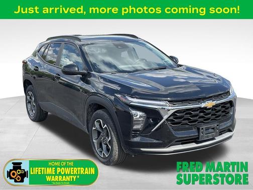 Mosaic Black Metallic 2024 Chevrolet Trax LT