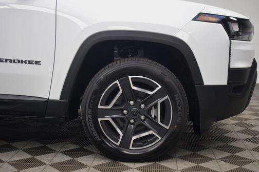 Bright White Clearcoat 2026 Jeep Cherokee LAREDO/LIMITED