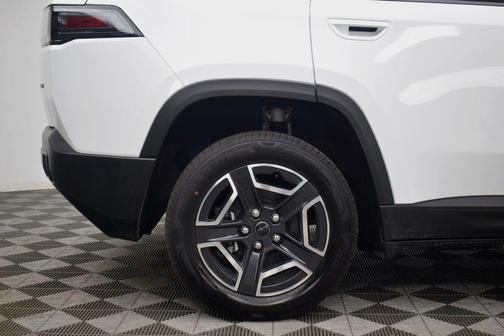 Bright White Clearcoat 2026 Jeep Cherokee LAREDO/LIMITED