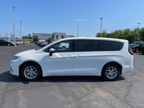 2023 Chrysler Pacifica Touring-L