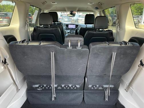 2023 Chrysler Pacifica Touring-L
