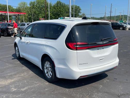 2023 Chrysler Pacifica Touring-L