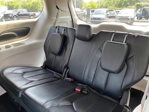 2023 Chrysler Pacifica Touring-L