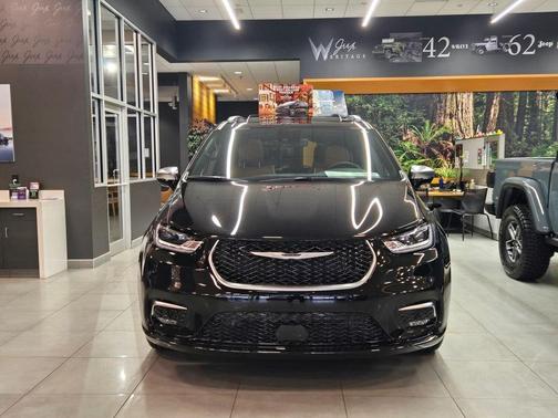 Diamond Black 2026 Chrysler Pacifica Pinnacle