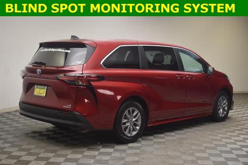 2022 Toyota Sienna LE