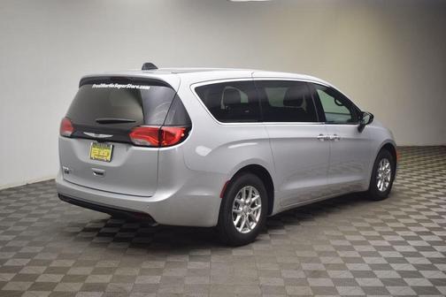 Silver Mist Clearcoat 2026 Chrysler Voyager LX