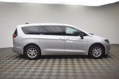 Silver Mist Clearcoat 2026 Chrysler Voyager LX