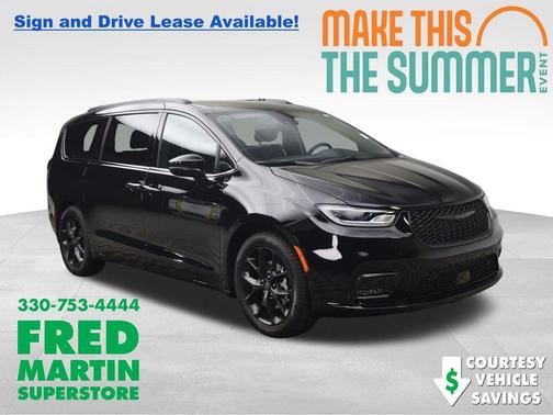 Diamond Black 2026 Chrysler Pacifica Select