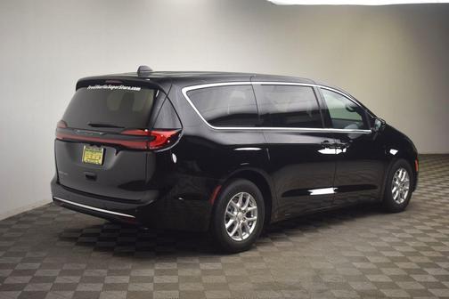 Diamond Black 2027 Chrysler Pacifica SELECT