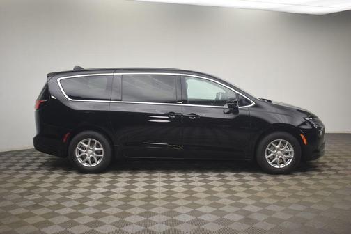Diamond Black 2027 Chrysler Pacifica SELECT