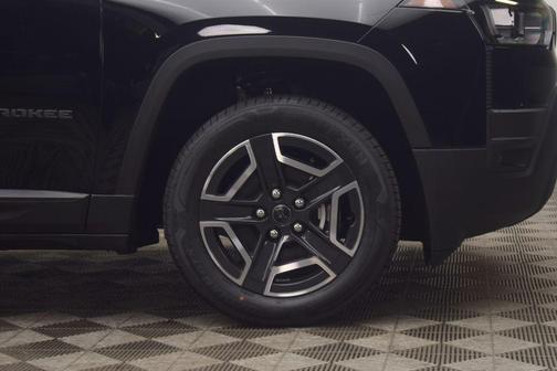 Diamond Black 2026 Jeep Cherokee LAREDO/LIMITED