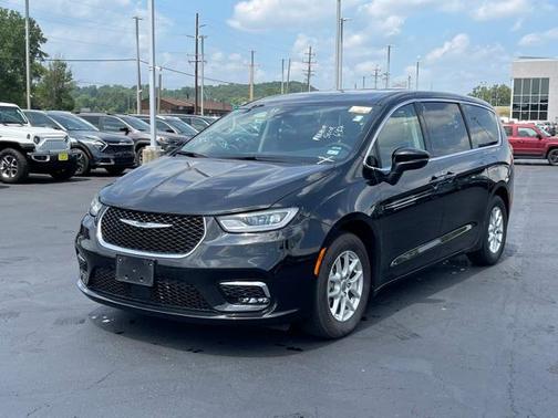 2023 Chrysler Pacifica Touring-L