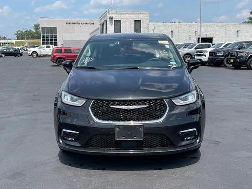 2023 Chrysler Pacifica Touring-L