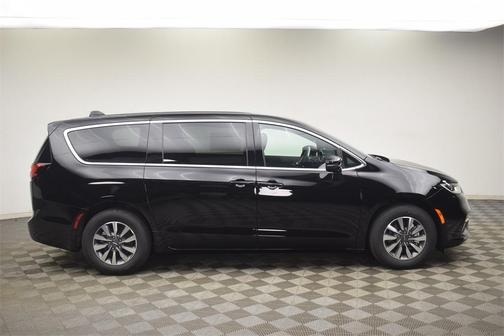 2025 Chrysler Pacifica Hybrid Select