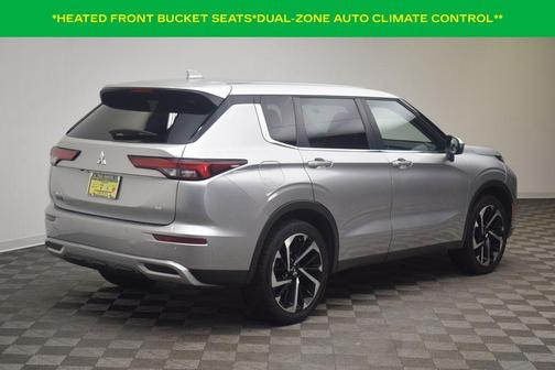 Silver 2024 Mitsubishi Outlander SE