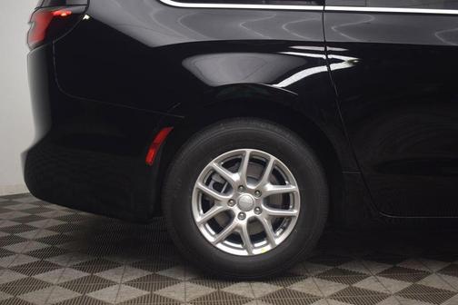 Diamond Black 2027 Chrysler Pacifica SELECT