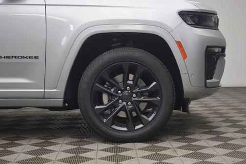 Silver Zynith 2026 Jeep Grand Cherokee L Limited