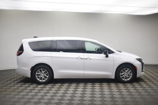Bright White Clearcoat 2027 Chrysler Pacifica SELECT