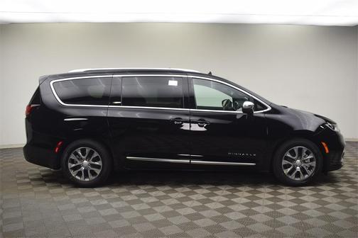 2025 Chrysler Pacifica Hybrid Pinnacle