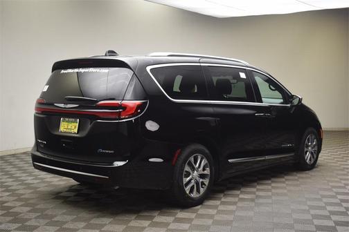 2025 Chrysler Pacifica Hybrid Pinnacle