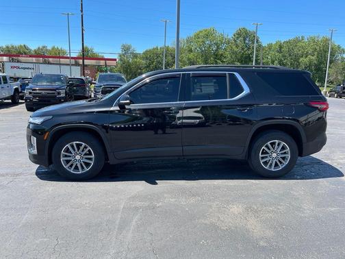 Mosaic Black Metallic 2023 Chevrolet Traverse LT Cloth
