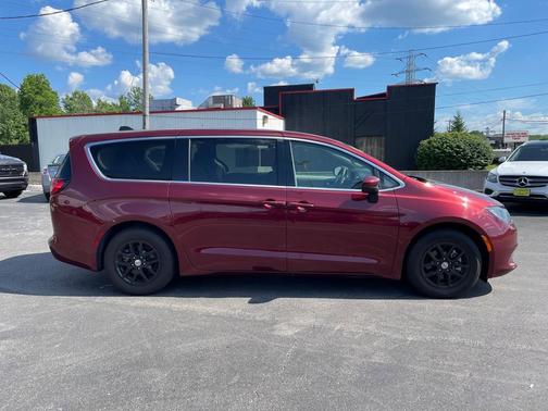 2022 Chrysler Voyager LX