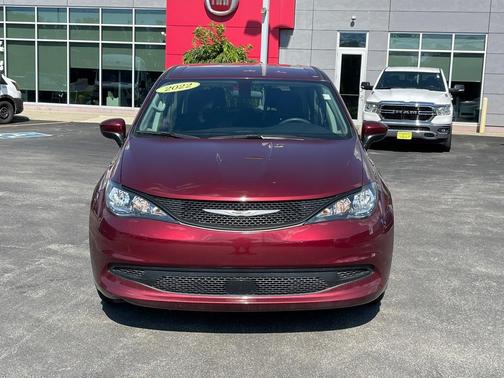2022 Chrysler Voyager LX
