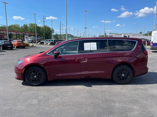 2022 Chrysler Voyager LX