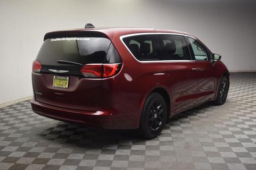 2022 Chrysler Voyager LX
