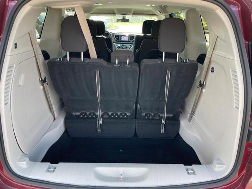 2022 Chrysler Voyager LX