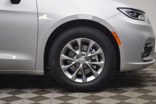 Silver Mist Clearcoat 2026 Chrysler Pacifica Limited