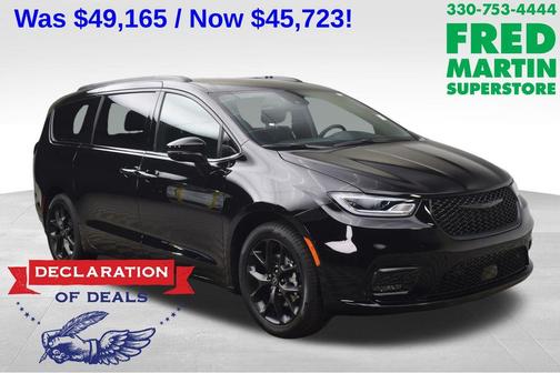 Diamond Black 2026 Chrysler Pacifica Select