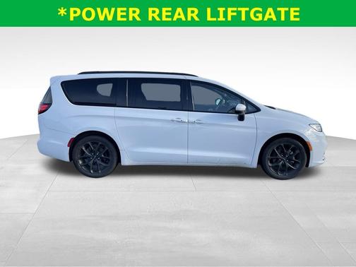 2023 Chrysler Pacifica Touring-L