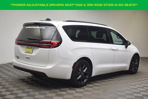2023 Chrysler Pacifica Touring-L