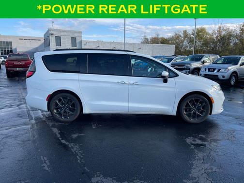 2023 Chrysler Pacifica Touring-L