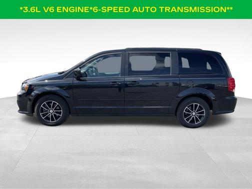 Brilliant Black Crystal Pearlcoat 2017 Dodge Grand Caravan GT
