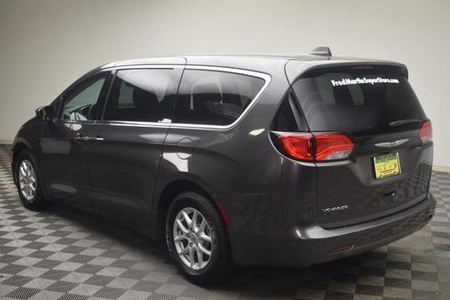 2023 Chrysler Voyager LX